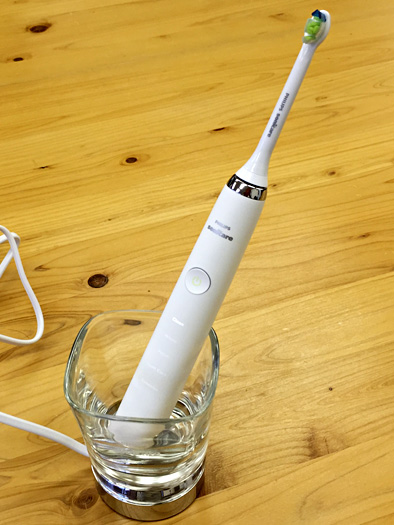 コップにポイっとほうりこむだけで充電できちゃう電動歯ブラシ
