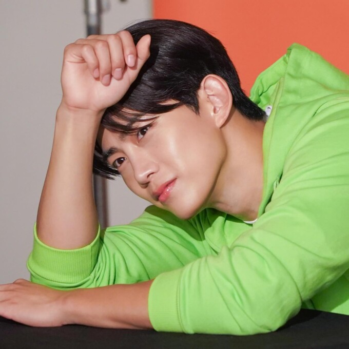 2PM」テギョン、欠点ひとつないツヤツヤ肌…広告撮影ビハインドを公開