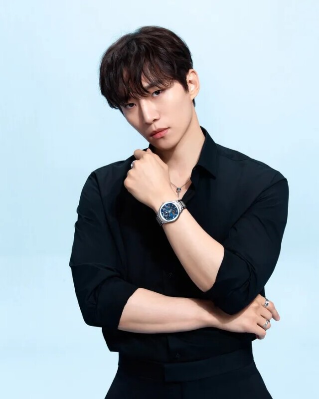 2PM」ジュノ、オールブラックでソフトなカリスマアピール | K-POP