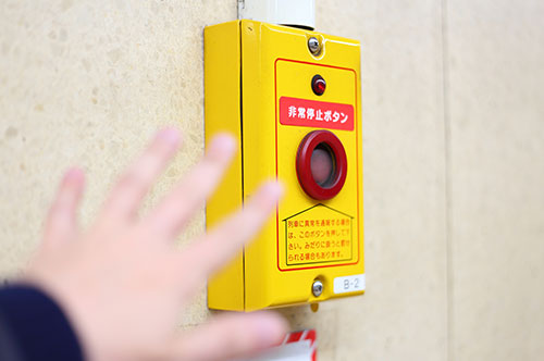 電車の緊急停止ボタンを押したら逮捕や損害賠償請求はされる？