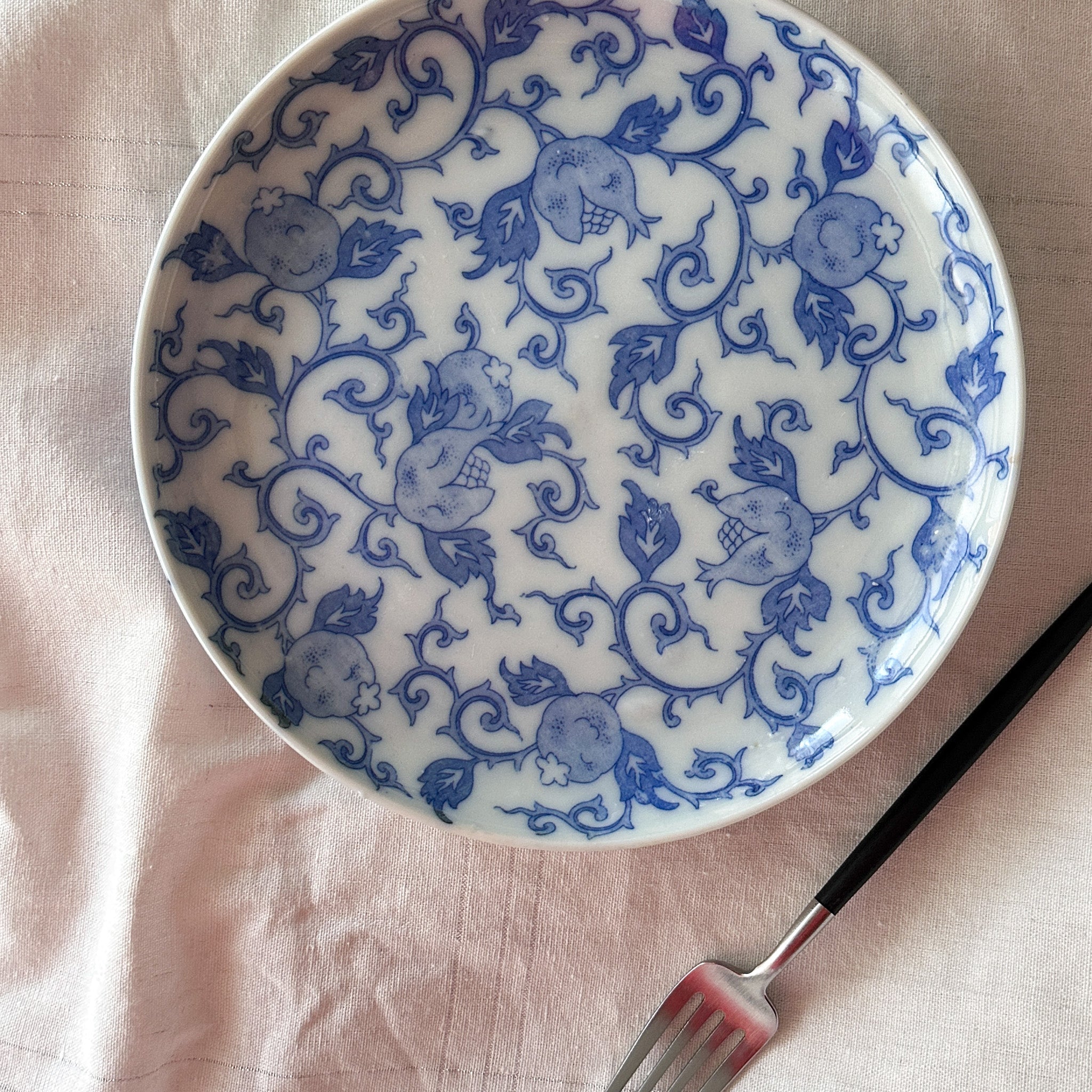 柘榴柄の花唐草印判中皿 – Kotto Shop