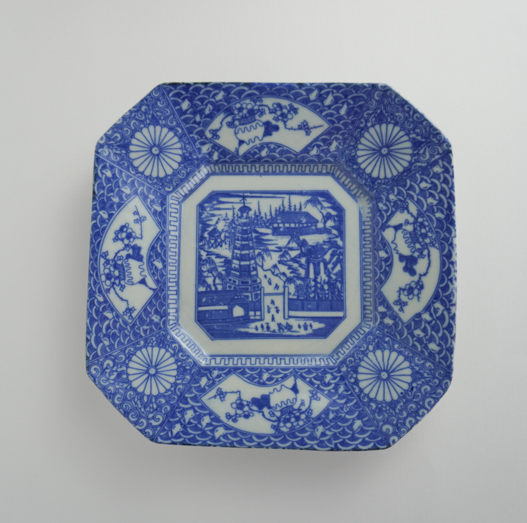 ちょうどいいサイズ感の印判の隅切り皿 – Kotto Shop