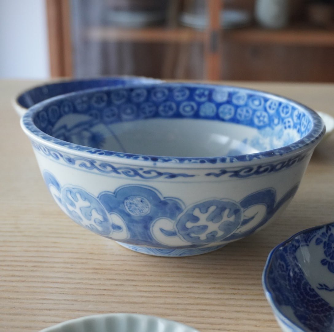 文様がめぐる、やわらかな染付古伊万里鉢 – Kotto Shop
