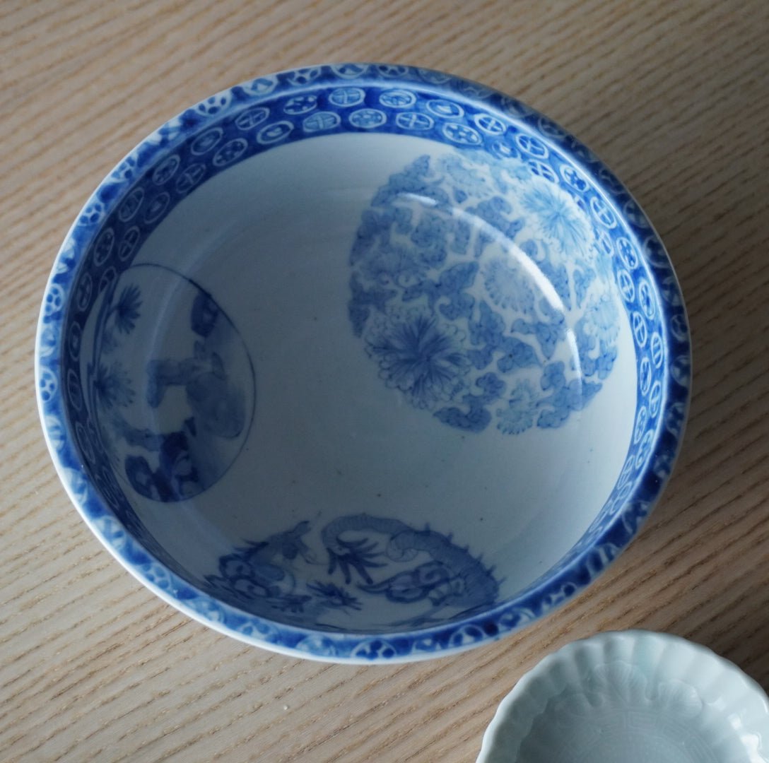 文様がめぐる、やわらかな染付古伊万里鉢 – Kotto Shop