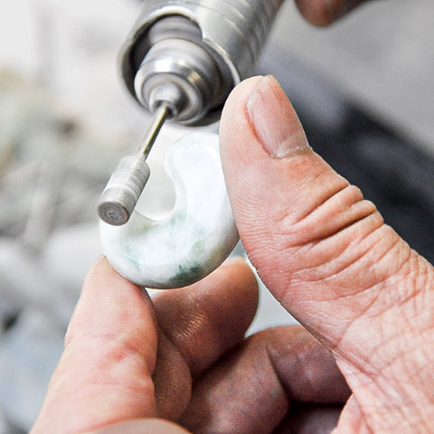 プレミアム・古代の勾玉・艶美麗】（プレミアム濃緑色ヒスイ）糸魚川