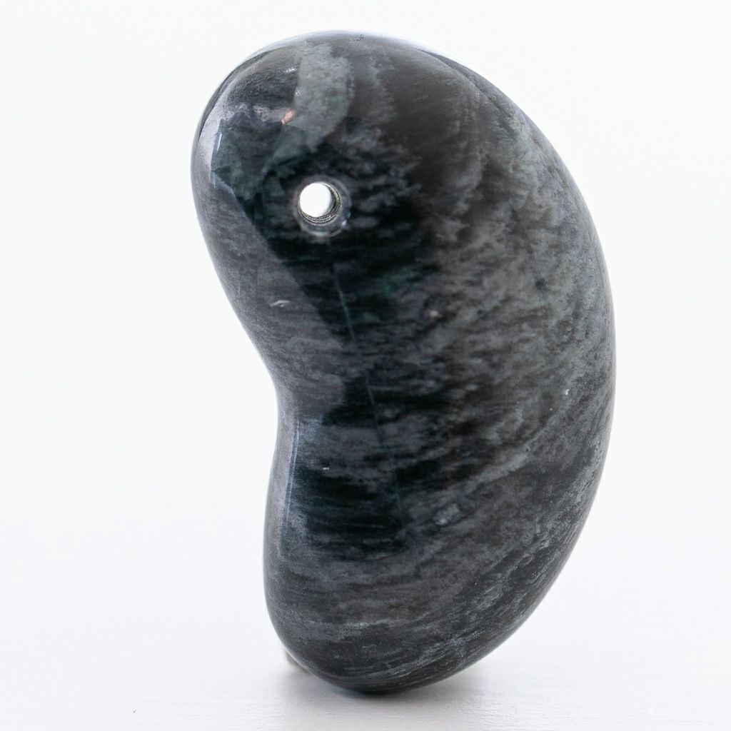 黒×灰・空豆・透明感良し・艶美麗】（高品質黒色ヒスイ）糸魚川天然