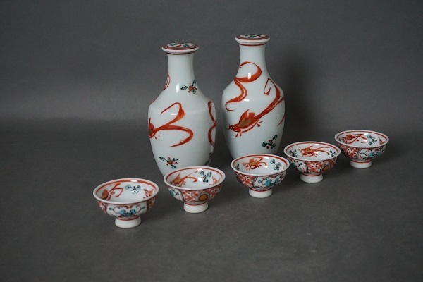 眞葛香山（宮川香山 真葛香山）2代 赤絵魚文 酒器揃】 香斎極箱（徳利