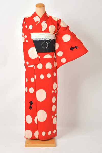 浴衣［tsumori chisato 赤地に円と金魚］｜着物レンタルあき (来店