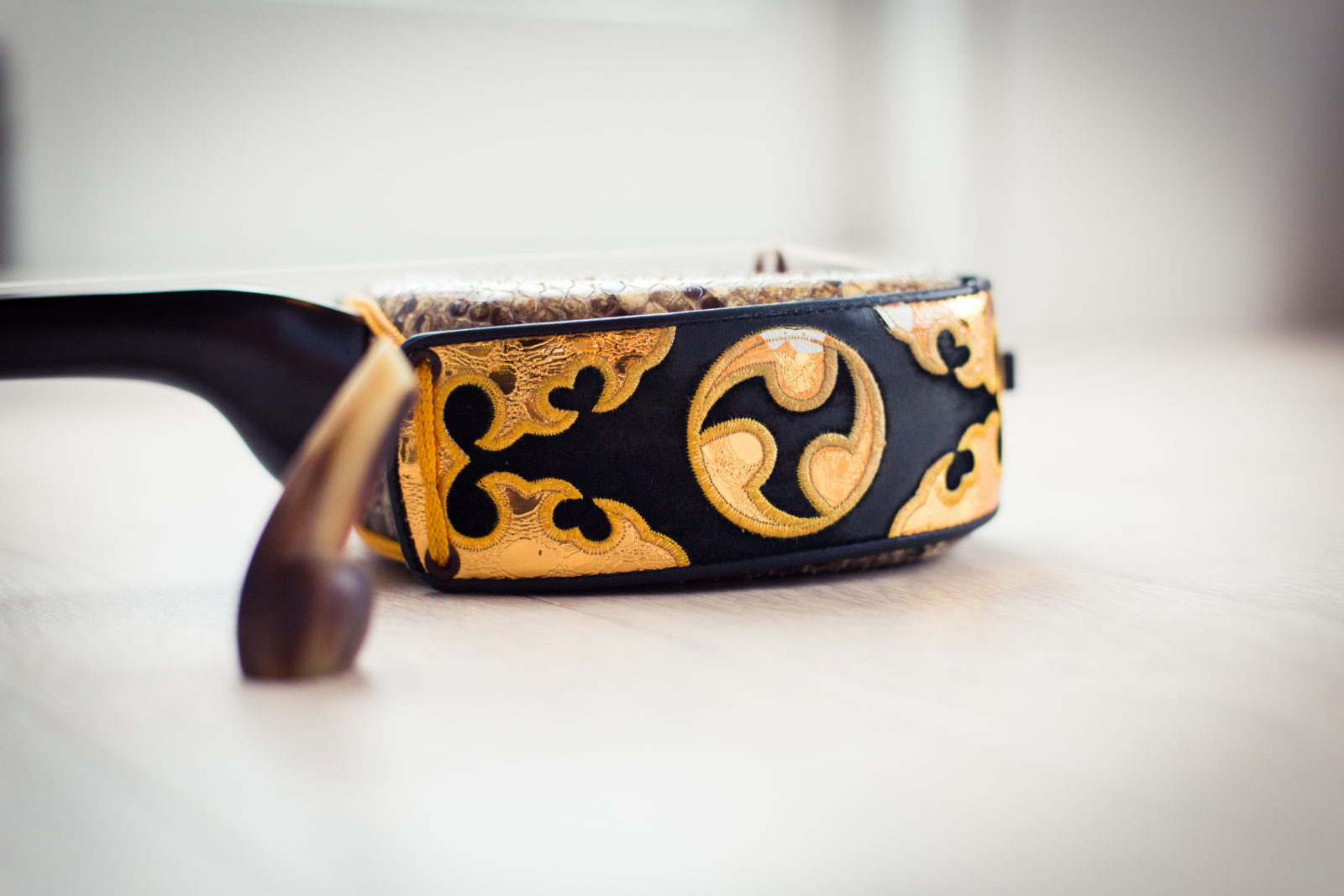 沖縄三線にはなぜ蛇（ニシキヘビ）の皮が張られている？│蛇皮が使用