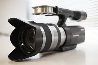 APS-Cセンサーを搭載してレンズ交換できるHDビデオカメラ「NEX-VG10