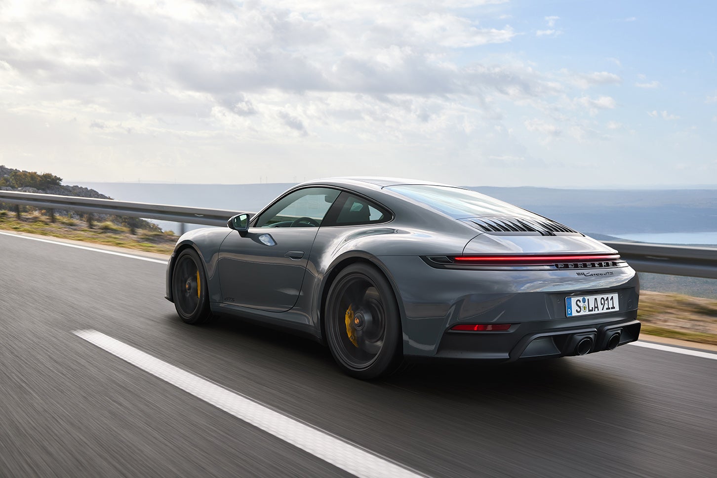ポルシェ、新型「911（992型後期）」を発表！ 初の電動ターボ