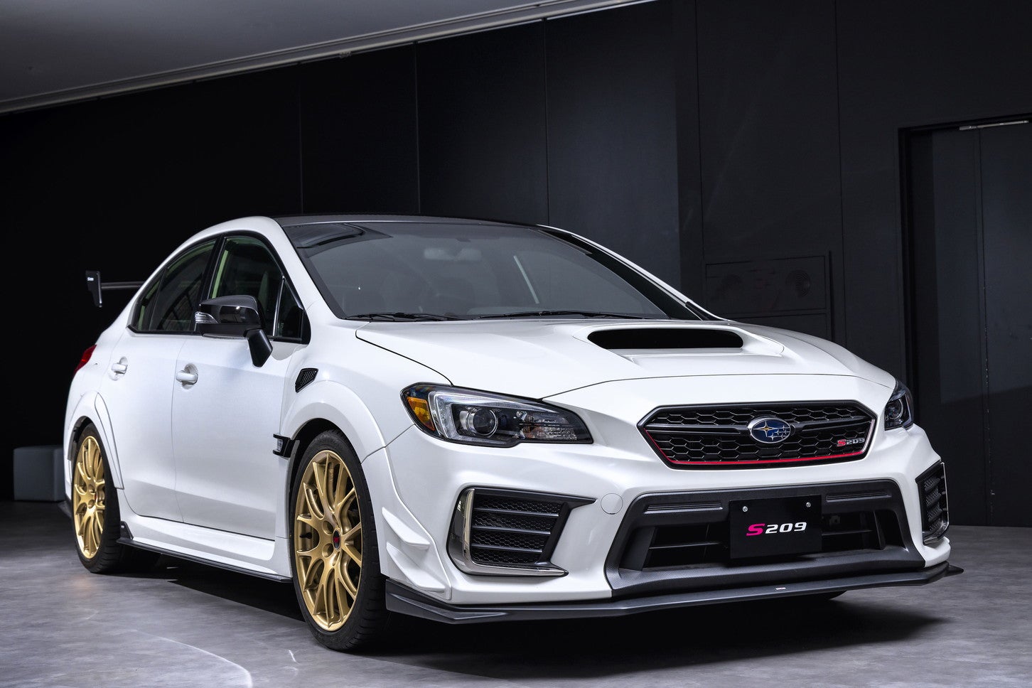 京商からスバル「S209」のミニカー＆ブックが登場！ 全国ファミマで