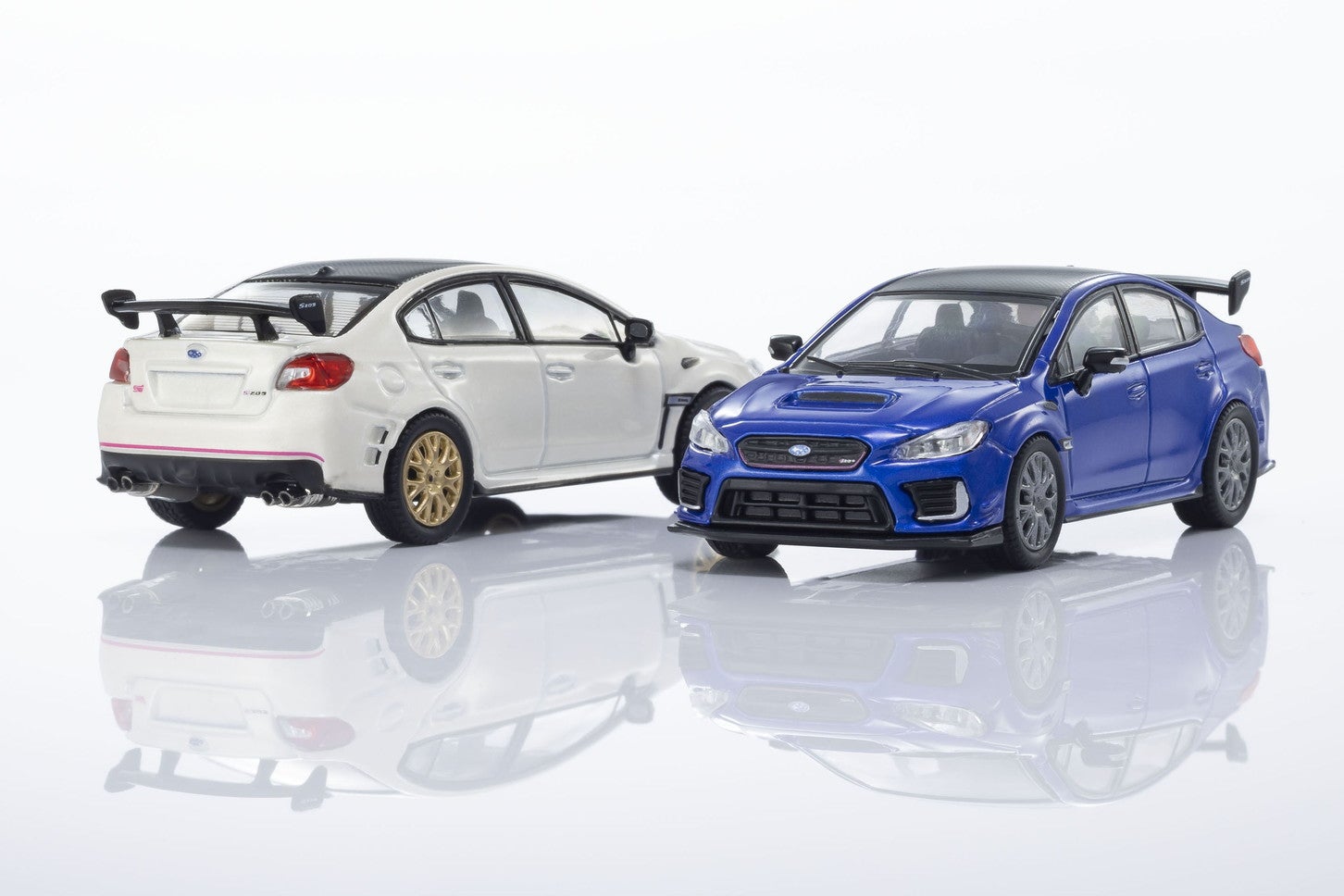 京商からスバル「S209」のミニカー＆ブックが登場！ 全国ファミマで