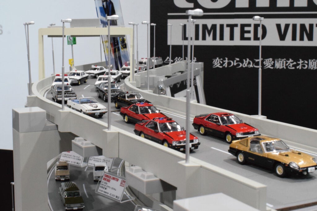 ミニカーを箱から出そう！ トミーテックのジオラマ&ディスプレイ台が