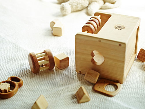 赤ちゃんの宝石箱(箱入り) 山のくじら舎｜木のおもちゃ KURABOKKO