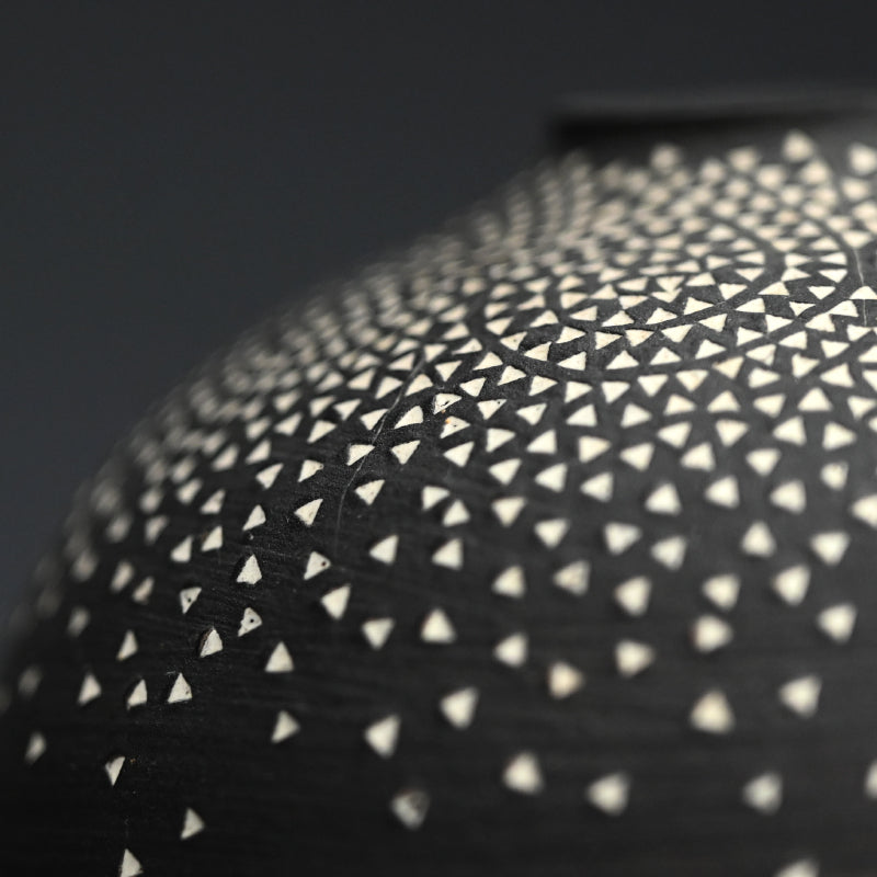 Black Vase ー北村純子 「花入」 / 北村純子 – Kura Monzen Gallery