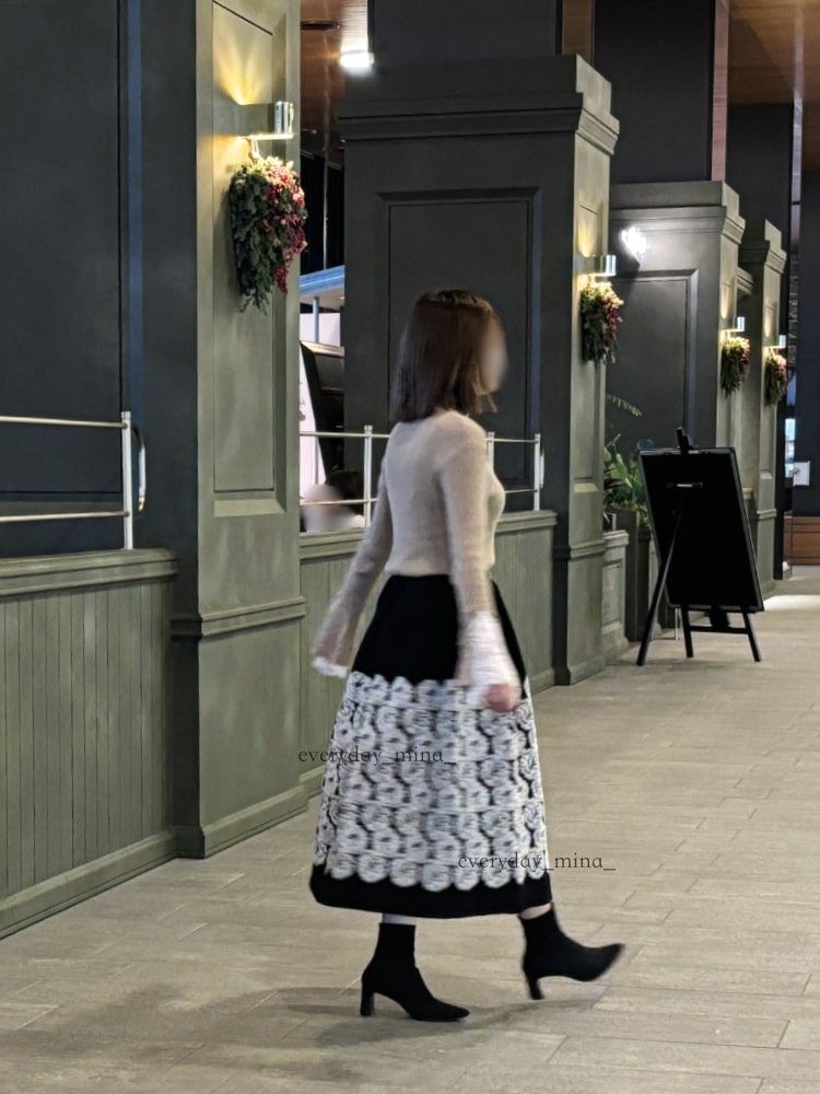 ミナ ペルホネン「flair」のギャザースカート。風と光を纏って歩く、心