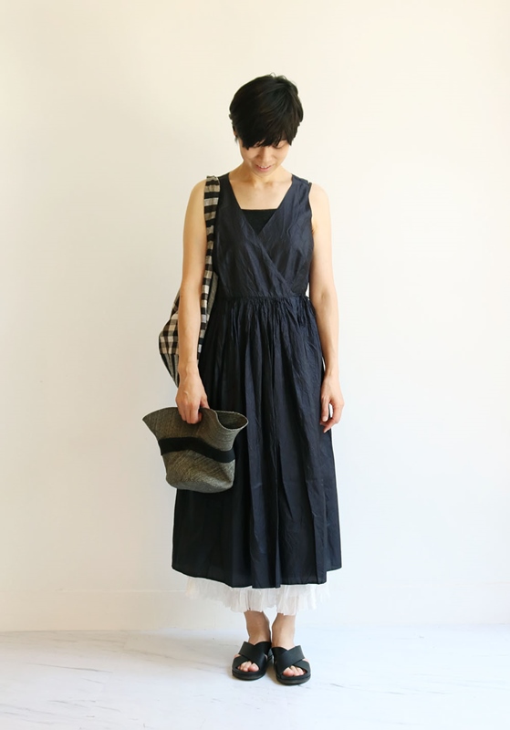 dosa（ドーサ）」のバスケットとシルクスカートで軽やかに | 暮らしと