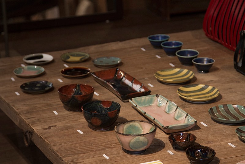 独特の色柄と人柄の魅力に溢れた 吉野瞬さんのうつわ | 暮らしと