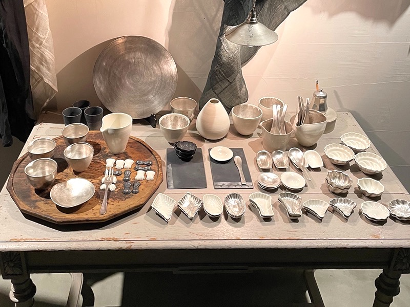 料理を引き立てる松本美弥子さんの銀彩のうつわ | 暮らしとおしゃれの