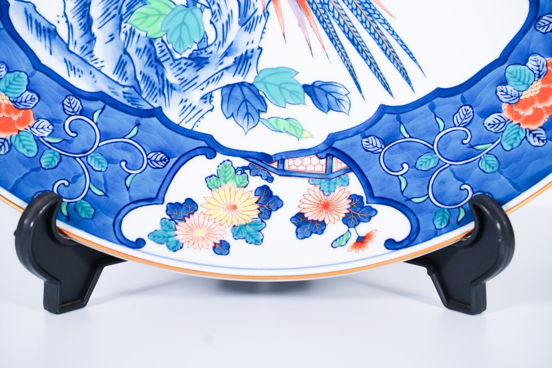 有田焼 染錦孔雀 15号 飾皿 峰山 – 九谷屋 公式オンラインストア