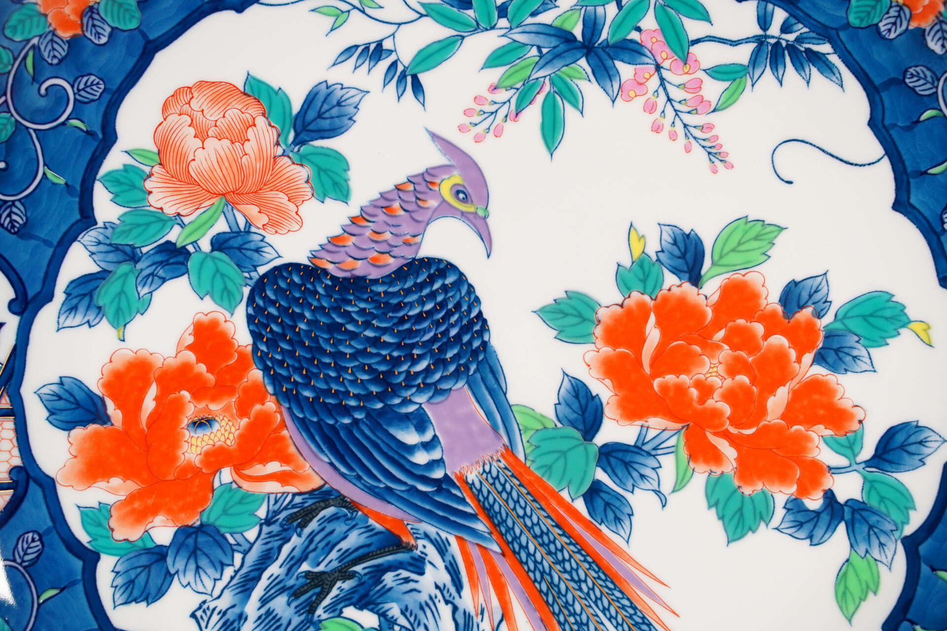 有田焼 染錦孔雀 15号 飾皿 峰山 – 九谷屋 公式オンラインストア