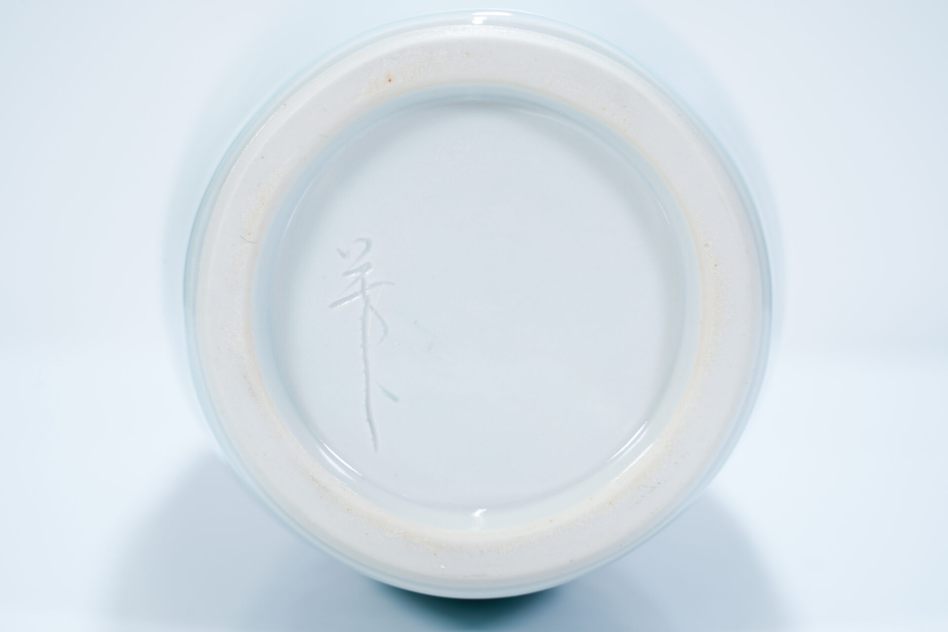 砥部焼（とべやき） 青磁 椿紋筒花瓶 酒井芳人作 無形文化財 – 九谷屋