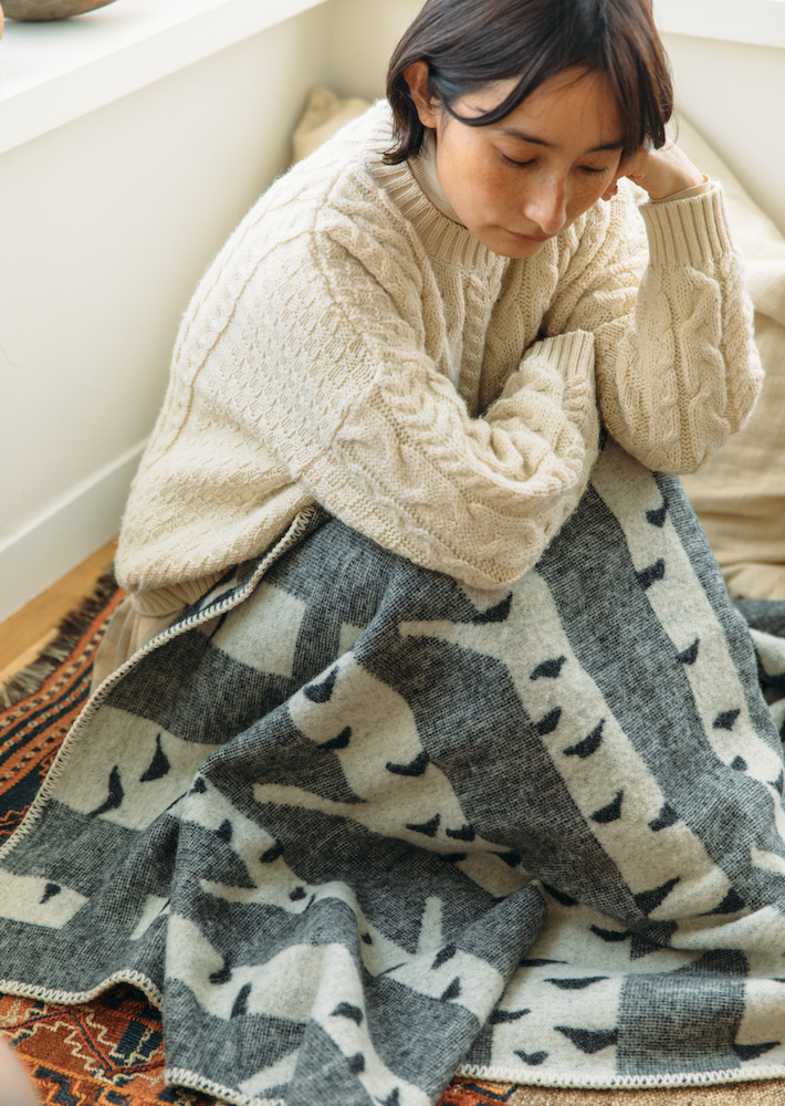 ピクニックやアウトドアにも！コンパクトサイズのウールブランケット