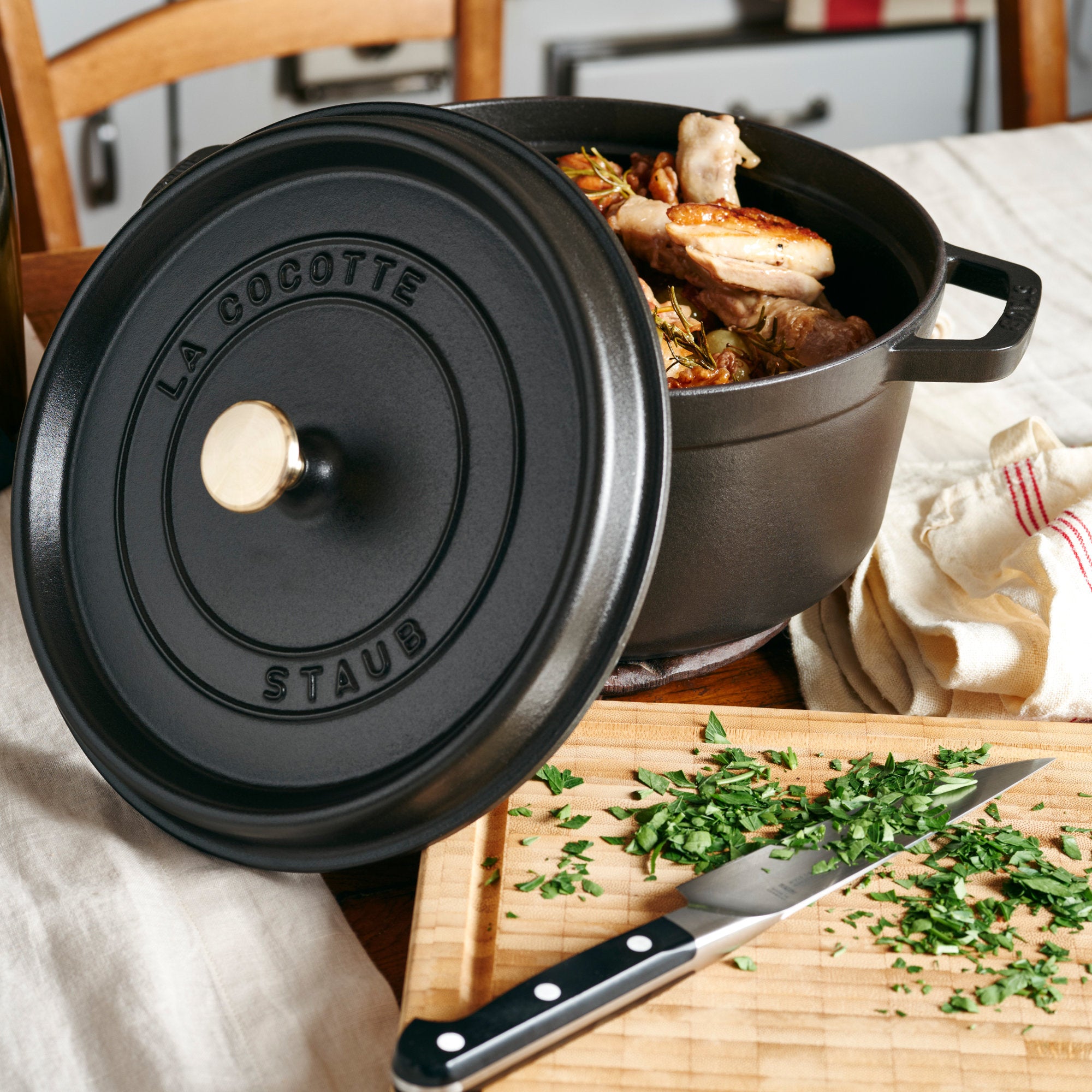Staub Cocotte Round Black 24 cm – Le Gioie