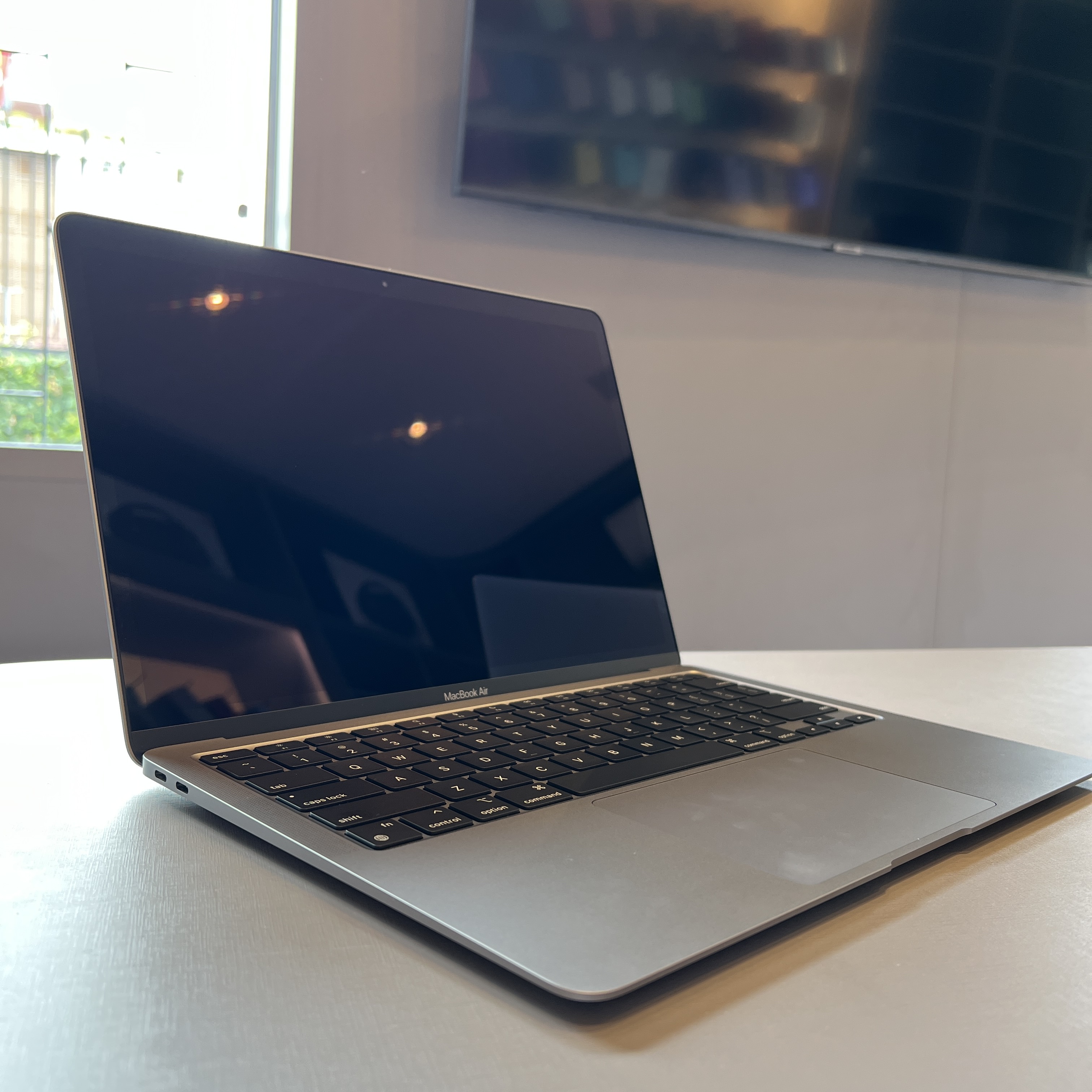 Macbook Air M1 13″ 256GB SSD 8GB RAM SPACE GRAY (seminovo) + Magic