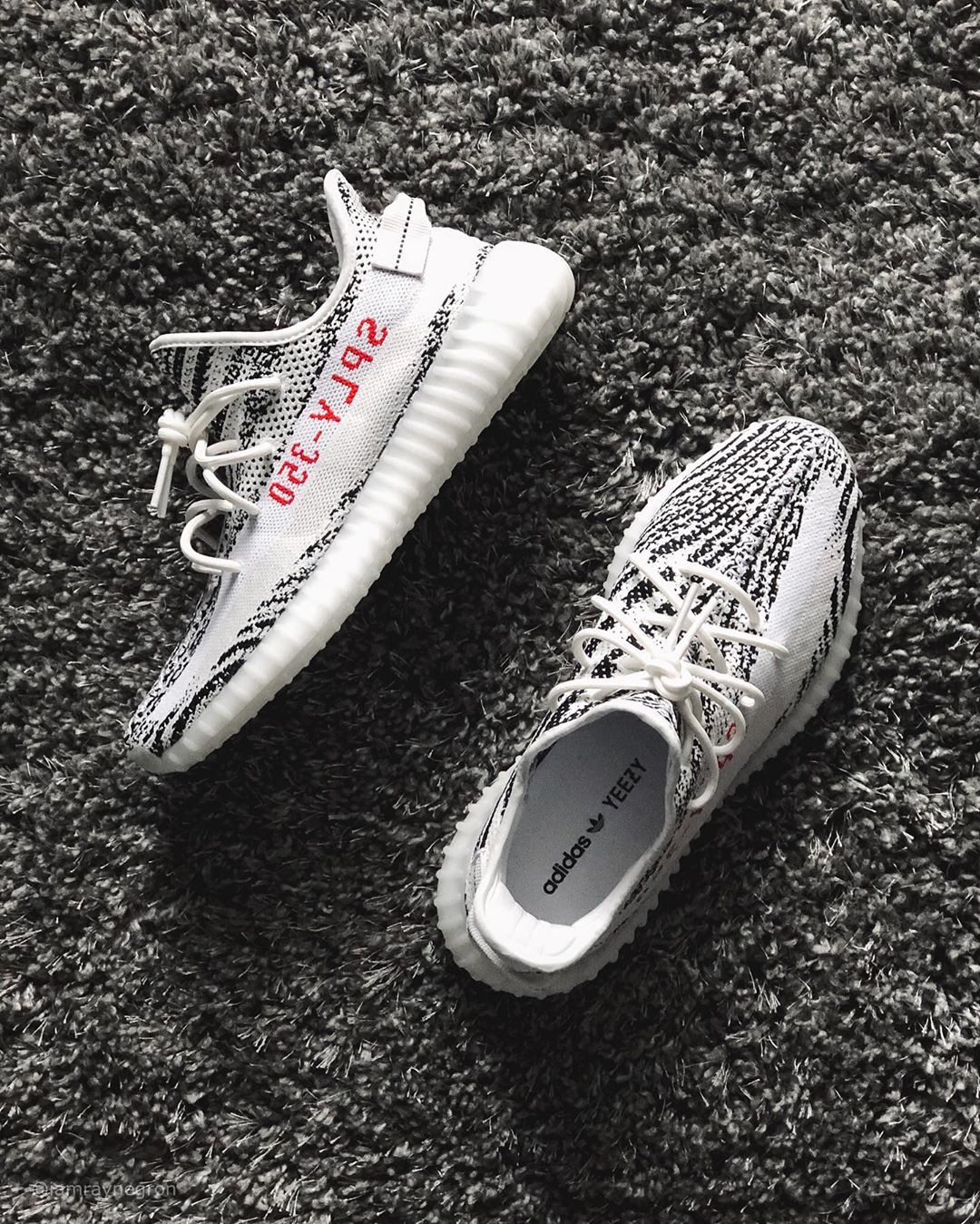 また！？YEEZY BOOST 350 V2 