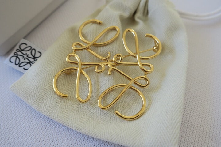 LOEWEのブローチをポイントに♪ | LEE