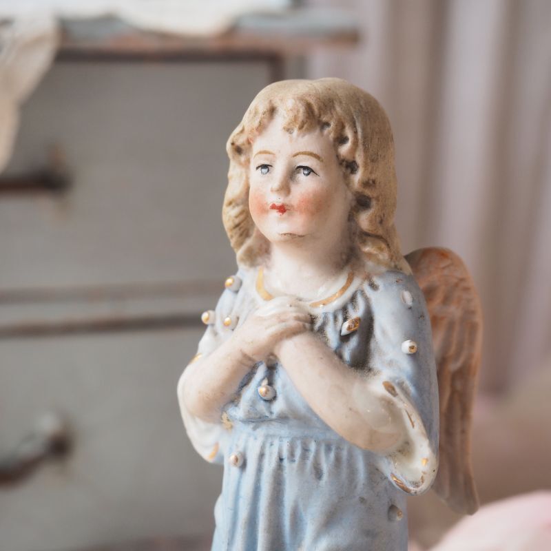 お祈りする天使像/ピンク色の小さな羽根 religieux・教会/宗教