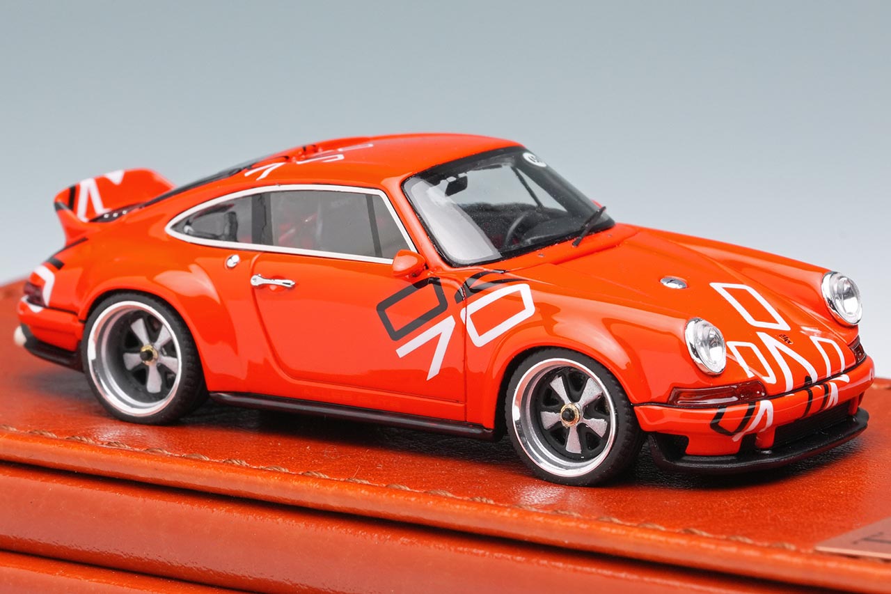 手のひらに乗る「シンガー911」、その作り込みに驚愕！メイクアップの1