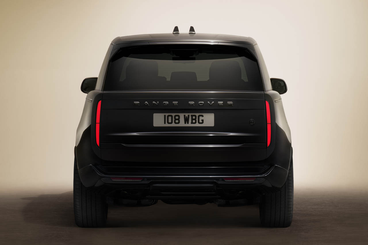 レンジローバー「SVブラック」、その姿はステルス機。漆黒を極めた