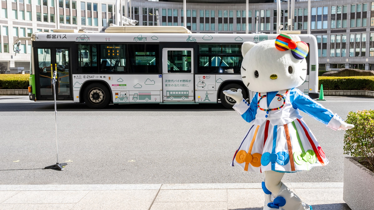 次世代バイオ燃料使用の都営バス出発式にハローキティが登場！ – SDGs