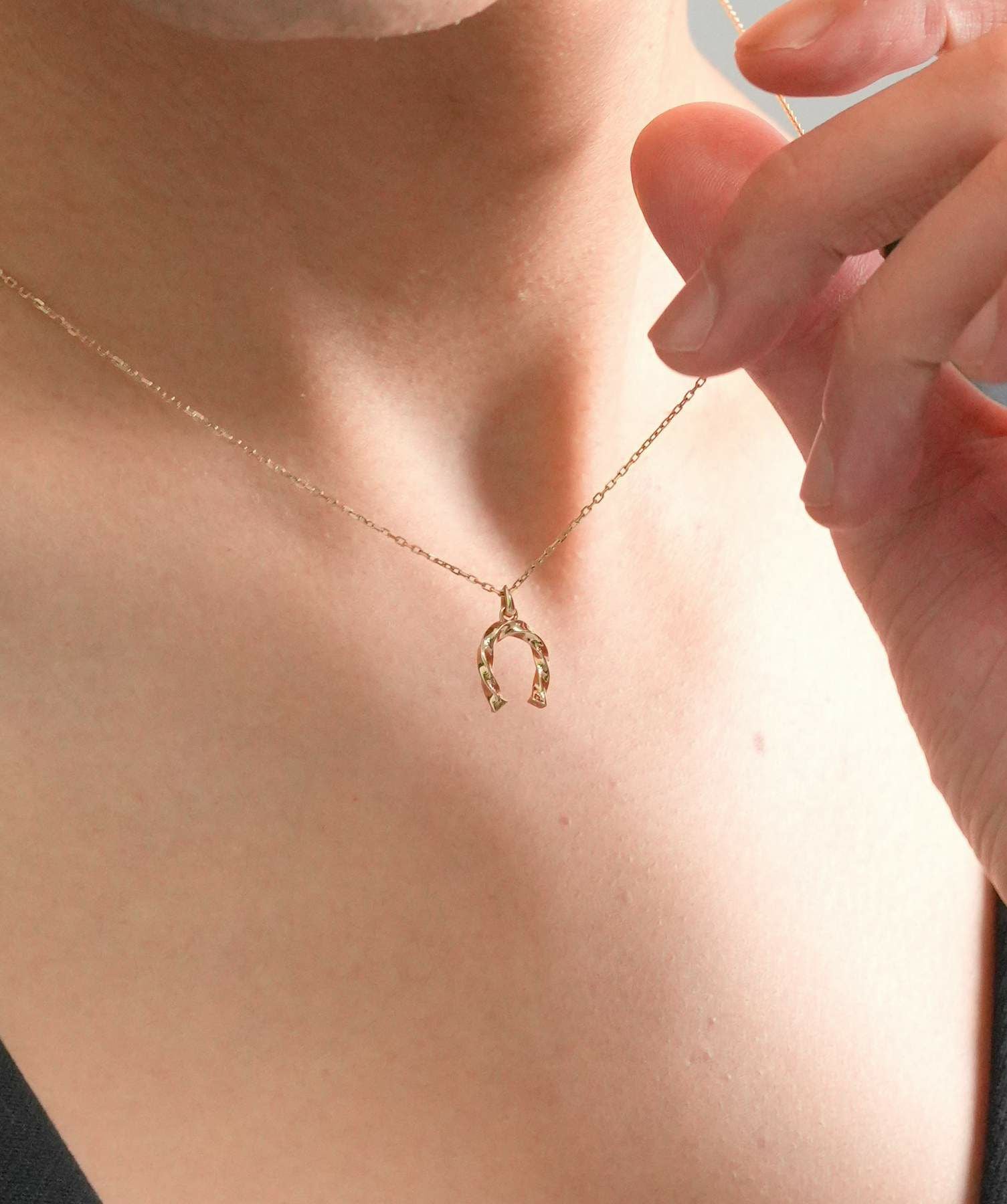 Petite Modern”プチネックレス（ツイストホースシュー/イエロー