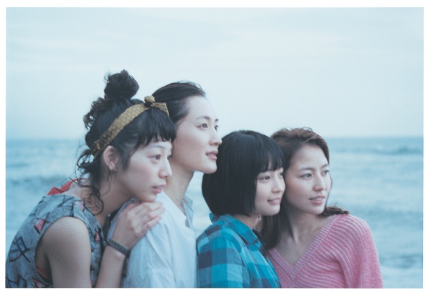 瀧本幹也がカメラに収めた、 鎌倉の美しい風景と四姉妹。 映画の世界が