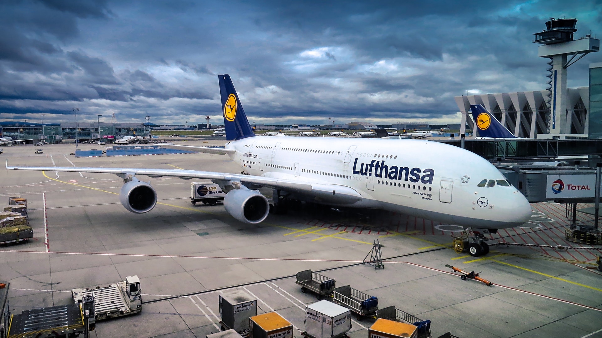 The Lufthansa A380 Shuffle at LAX - Live and Let's Fly