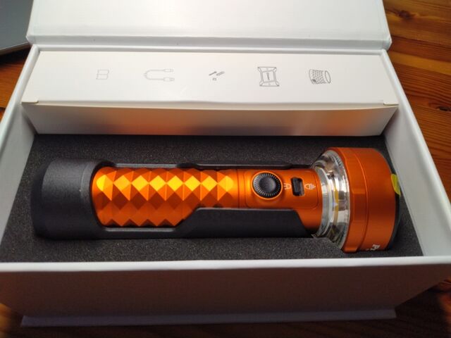 OLIGHT Prowess 懐中電灯でも有りランタンでも有り : クローゼットの中