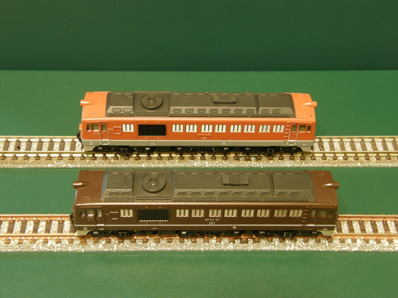 トミックス「DF50形・ブラウン」を、他の機関車と並べてみました