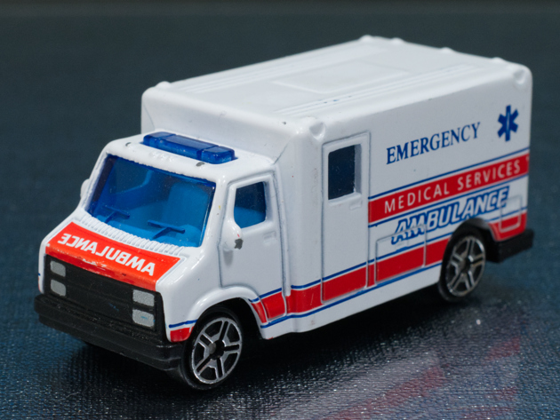 レビュー MotorMax 救急車 アンビュランス バン : ミニカー沼