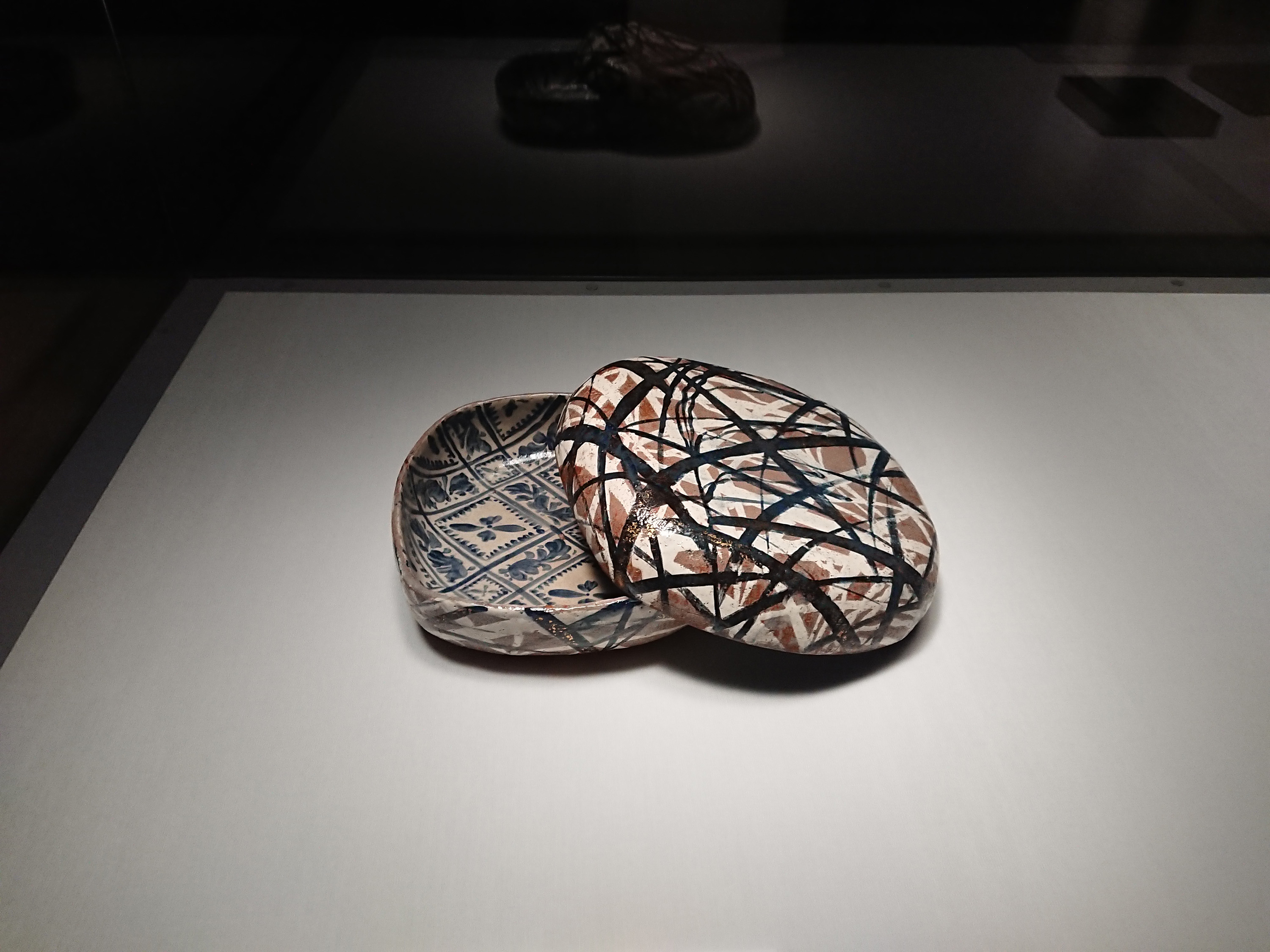 野々村仁清： 色絵鶴香合｜尾形乾山： 白泥染付金彩薄文蓋物｜蒔絵と