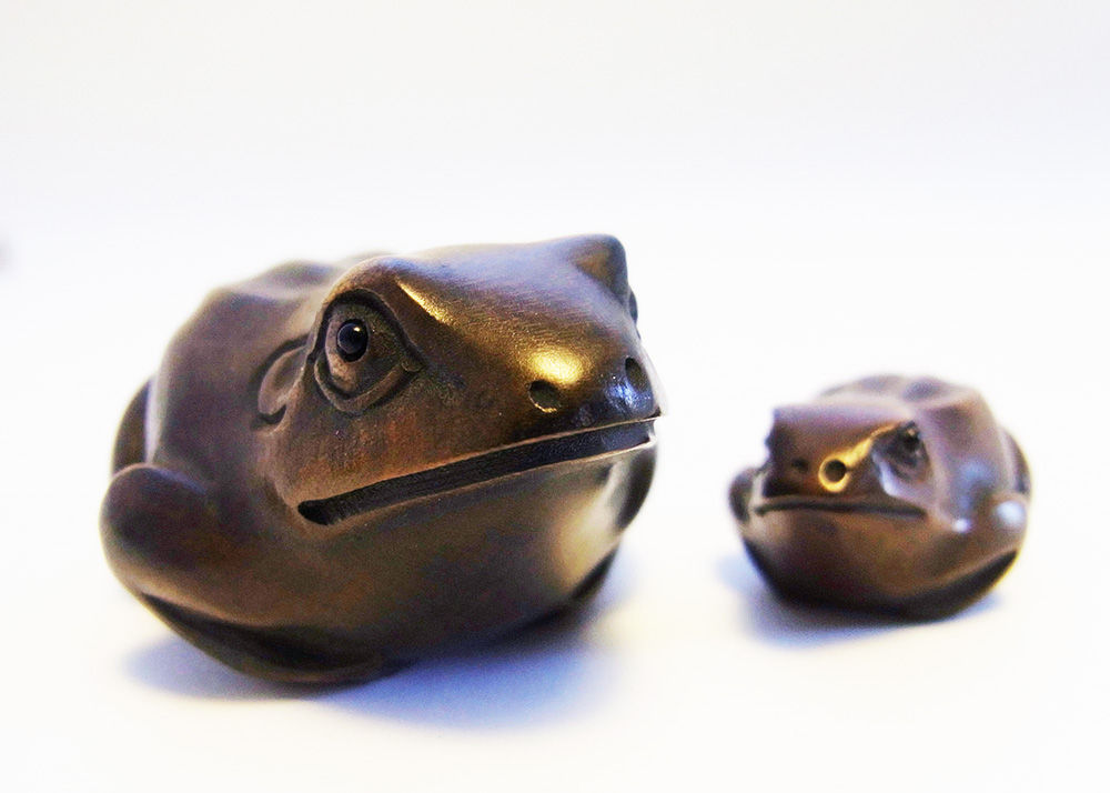 渋い根付け蛙。木彫チャームカエル。お守りにも。 : caeru blog カエル
