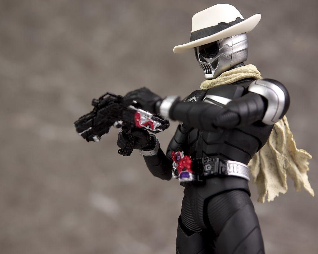 S.H.フィギュアーツ (真骨彫製法) 仮面ライダースカル レビュー : はっ