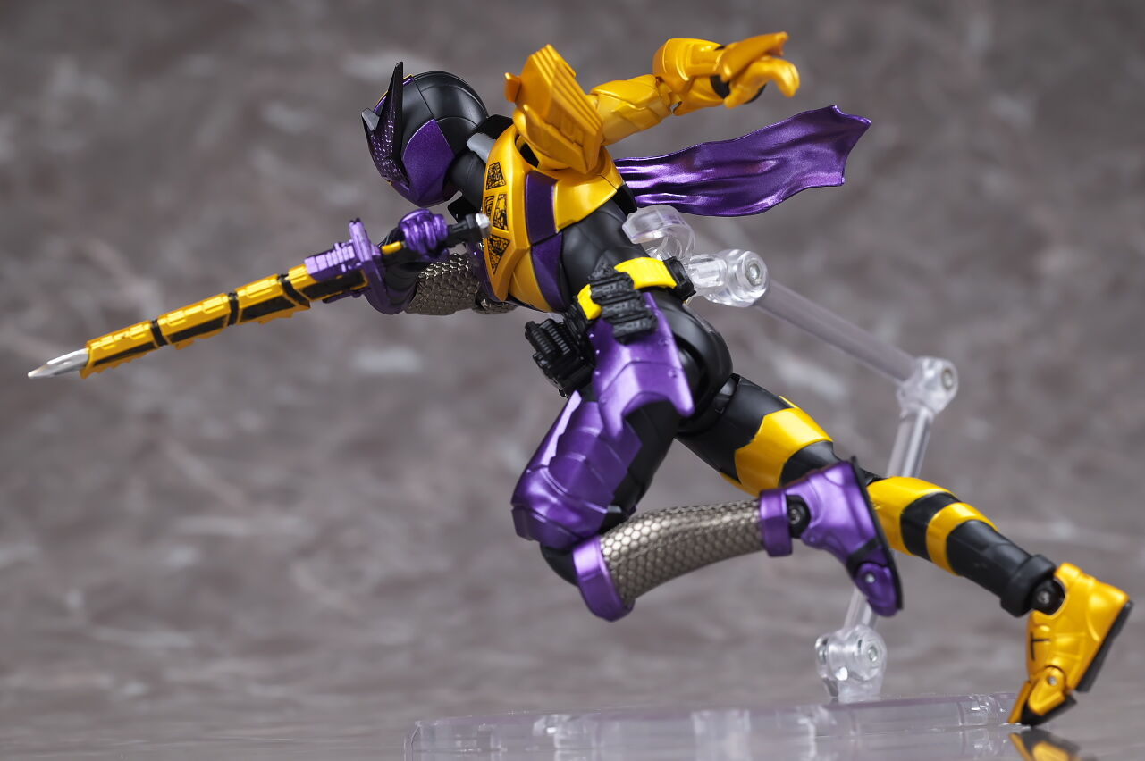 S.H.フィギュアーツ 仮面ライダービルド ニンニンコミックフォーム