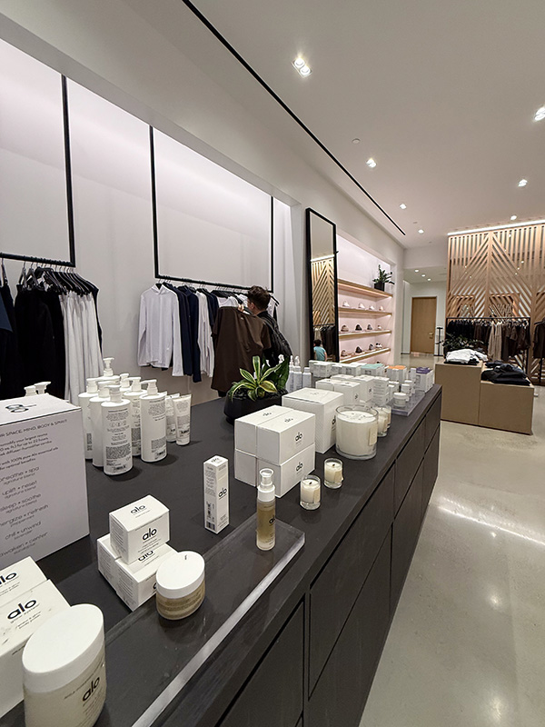 日本未進出】アラモアナセンターのアロヨガ (alo yoga) で最新ウェアを