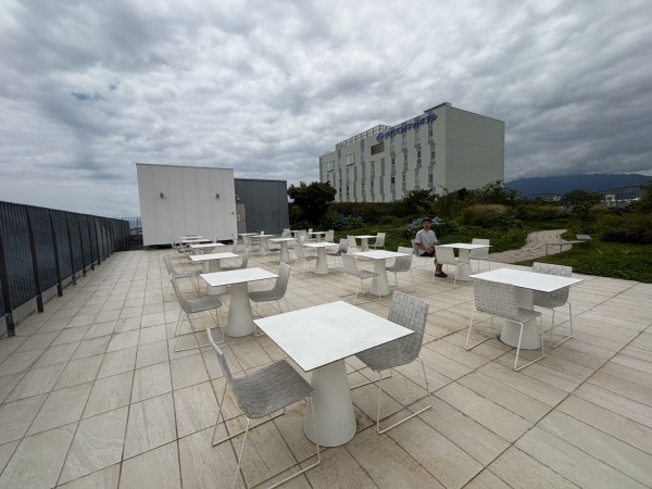 座れるところ】沼津駅北口にある屋上庭園は、9時から夜7時まで開園し