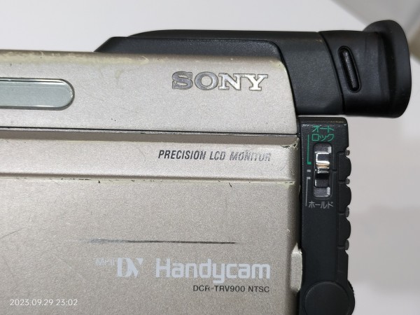 1998/平成10/SONY/DCR-TRV900/Handycam/小型ボディに3CCDを搭載した