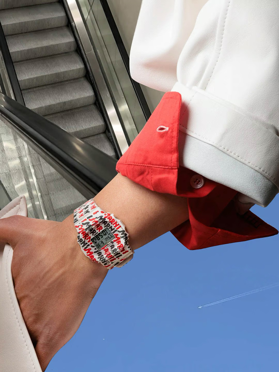 MARNI が CASIO とコラボレーション – ハンドペイントロゴの